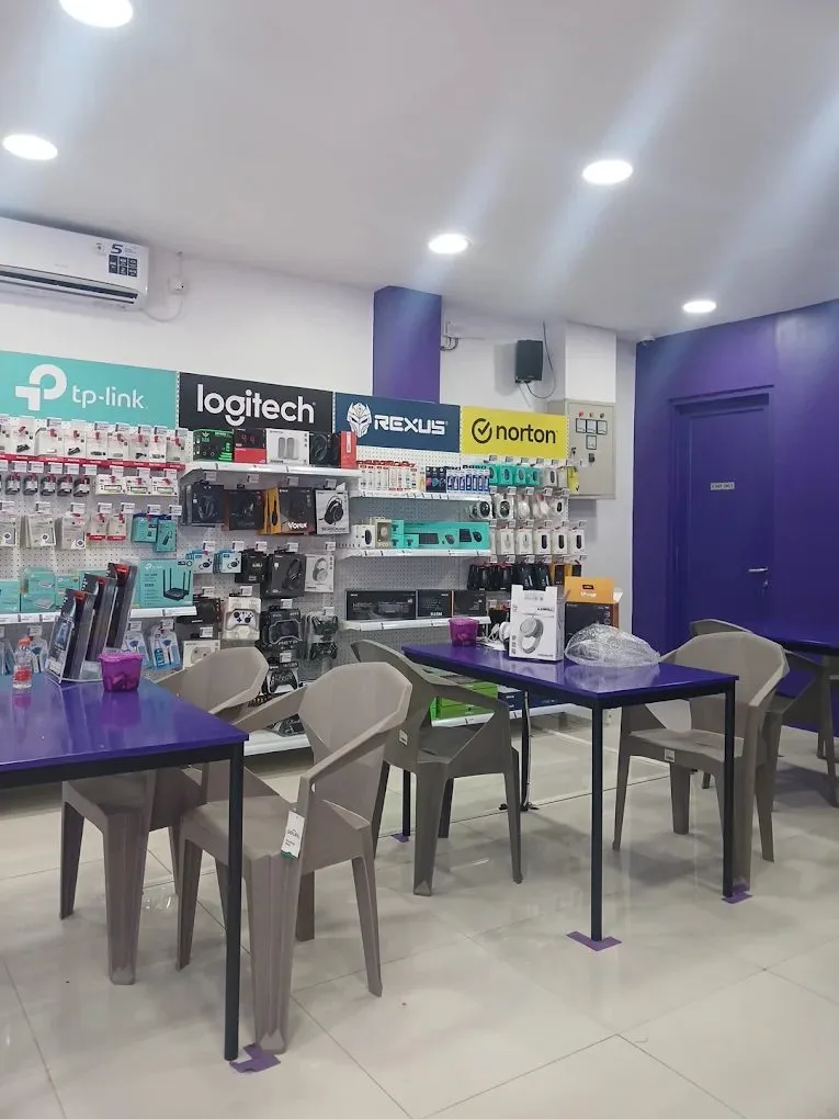 Area dalam toko KLA Computer Mojokerto