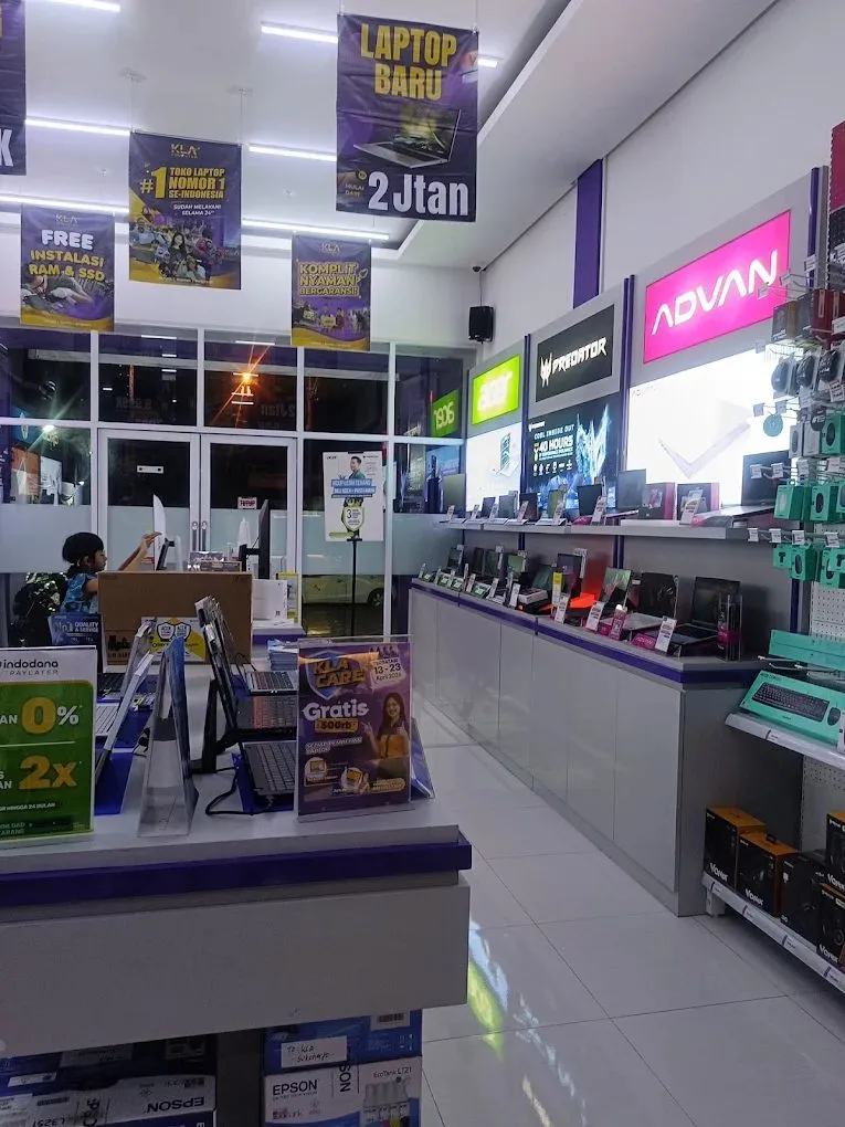Interior toko KLA Computer Sukoharjo dengan display laptop dan produk lengkap