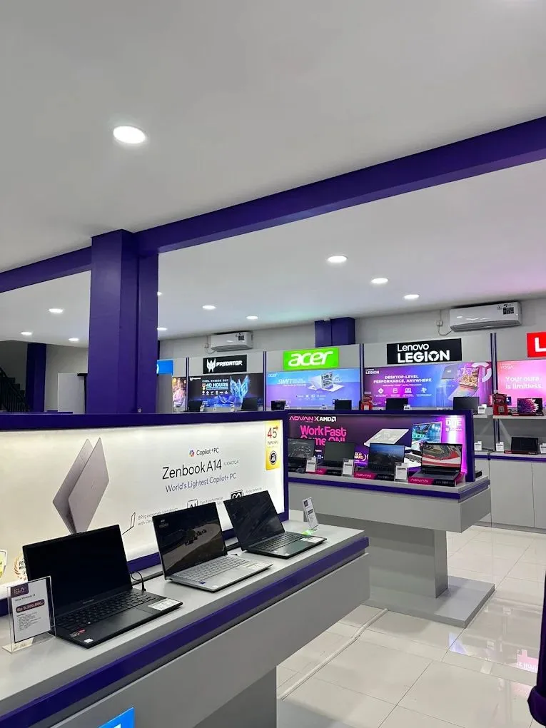 Area dalam toko KLA Computer Surabaya MERR